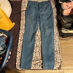 bershka brand high raise skinny Jean size 4.